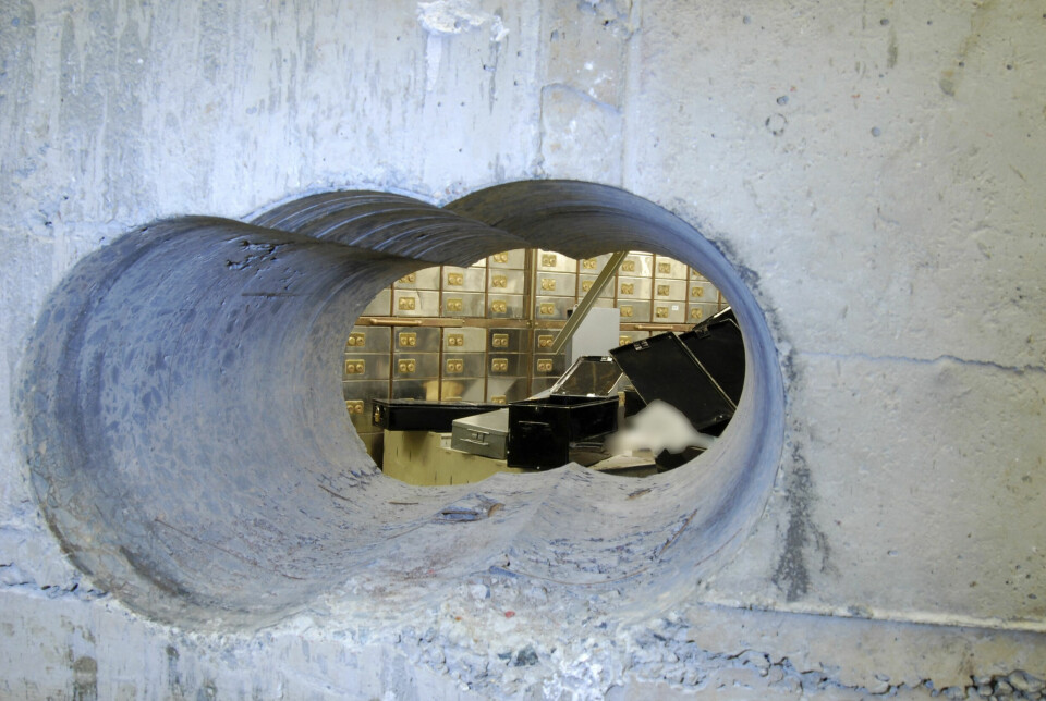 GJENNOM VEGGEN: Bestefarsbanden var ikke redd for å møte veggen: Med et bor med diamanthode, boret de eldre karene hull i den tykke betongveggen inn til hvelvet der enda flere diamanter ventet.