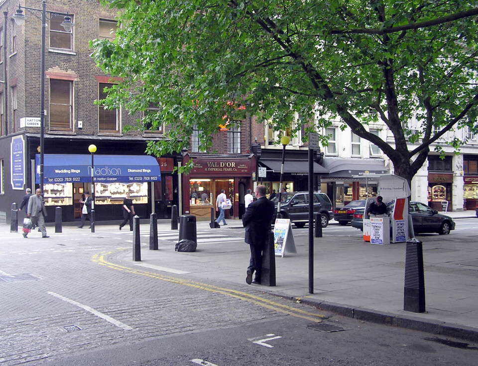 JUVELER-STRØK: Hatton Garden i London er som en drøm for både smykkeelskere, diamant-investorer − og røvere: Her ligger edelsten- og smykkebutikkene tett i tett.