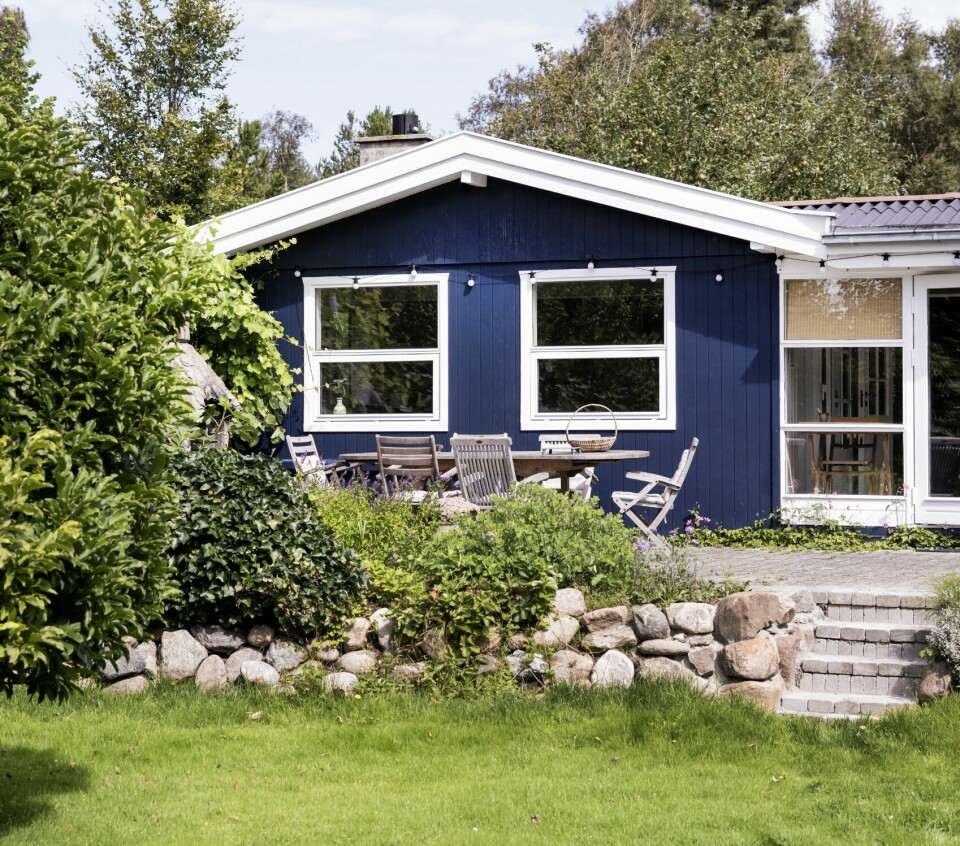 IDYLLISKE OMGIVELSER: Det lille blå huset ligger landlig og vakkert til. Her dyrkes det både tomater, agurk, salat, urter, spinat, ringblomst og hvitløk, samt frukt og bær som bjørnebær, skogsbær, epler, pærer og fiken.