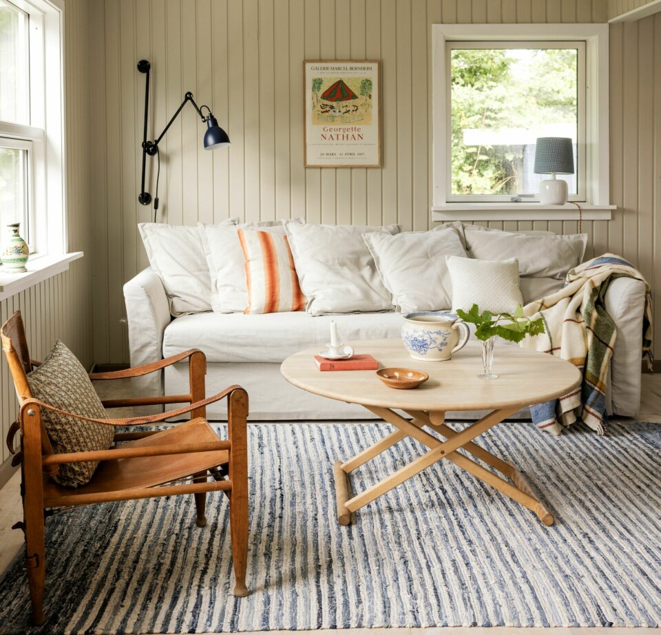 FRISKET OPP UTTRYKKET: Da søstrene overtok huset, gjorde de en dyd av å male alle vegger, så huset fikk et mer moderne uttrykk. Stolen er et arvestykke, sovesofaen fra Ikea, mens bordet og teppet er funnet brukt på dba.dk.