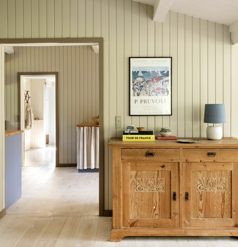 ARVEGODS: Kommoden er fra Line og Katrines far, som også er svært glad i bruktfunn. Lampeskjermen er fra @bunnyandmoon, som er Line og Katrines eget lille hobbyprosjekt. Bildet er kjøpt brukt, men er piffet opp med ny ramme.