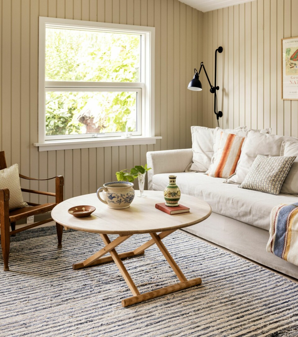 ROM FOR FLERE: Den hvite sofaen fra Ikea kan slås ut, slik at det blir ekstra soveplasser. Putene er sydd av vintagetekstiler. Sofabordet er Egyptisk bord fra Carl Hansen & Søn, funnet på dba.dk. Lampen er en Lampe Gras.