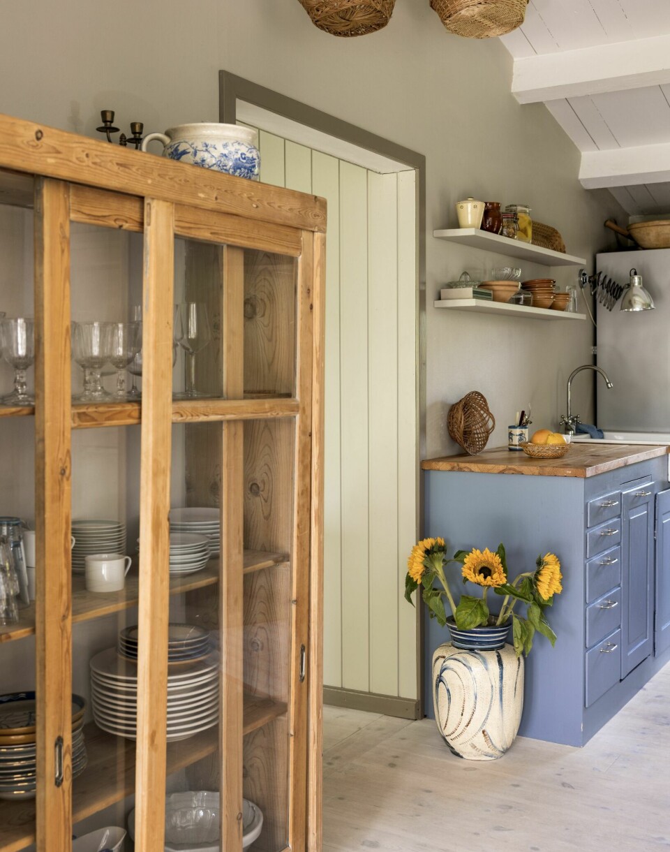 SVENSK NOSTALGI: Vitrineskapet er gammelt og noe som Line og Katrines far en gang har funnet. Kurvene brukes til å samle frukt og bær i når det er sesong for det.