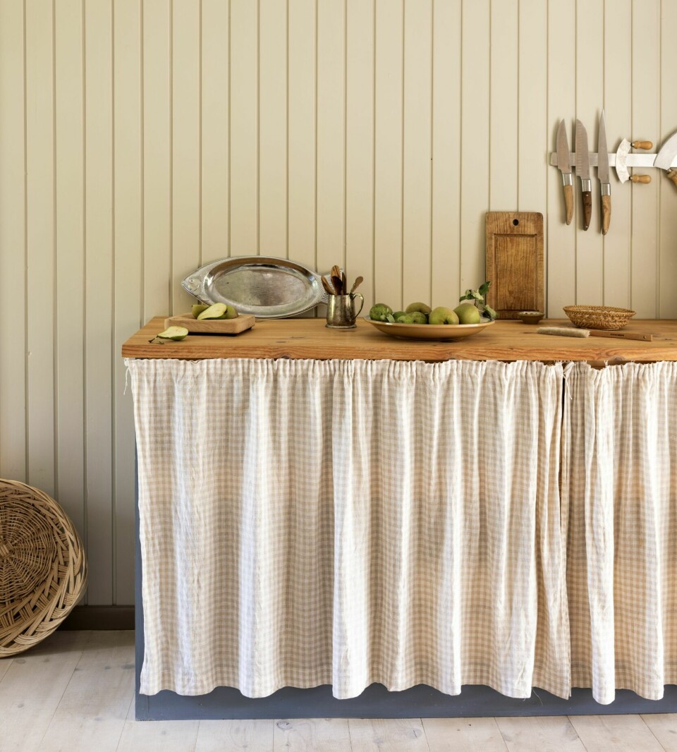 UTVIDET: På kjøkkenet er det bygget en ekstra modul med gardin foran, for å få litt ekstra oppbevaringsplass inn på det lille kjøkkenet.