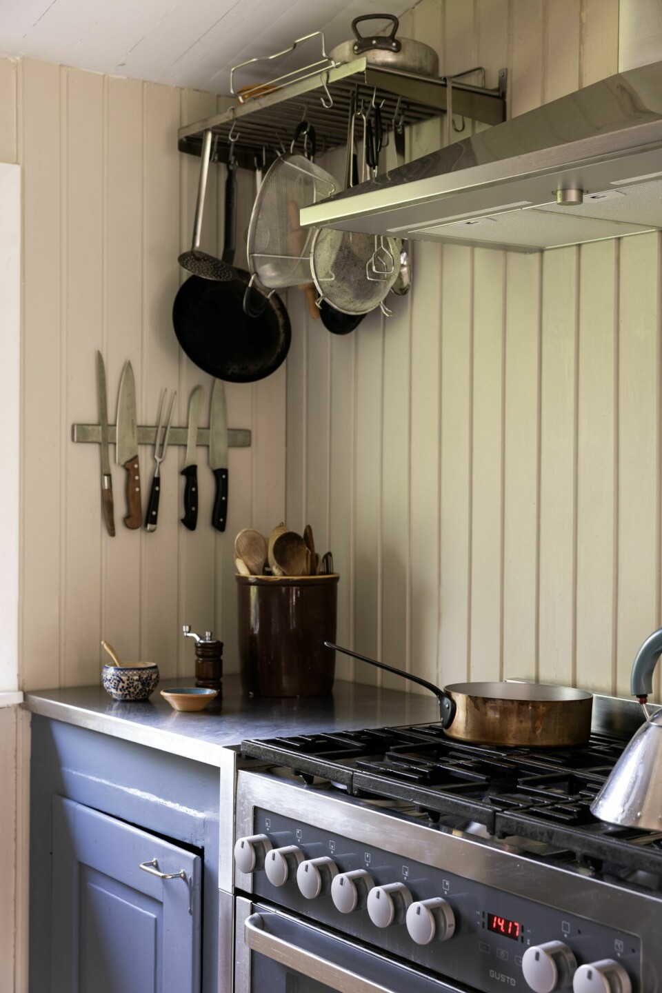 FINT OG FUNKSJONELT: Matlaging er søstrenes store lidenskap, derfor er kjøkkenet ikke bare pent, men også et praktisk matverksted hvor det tilbringes mange timer.