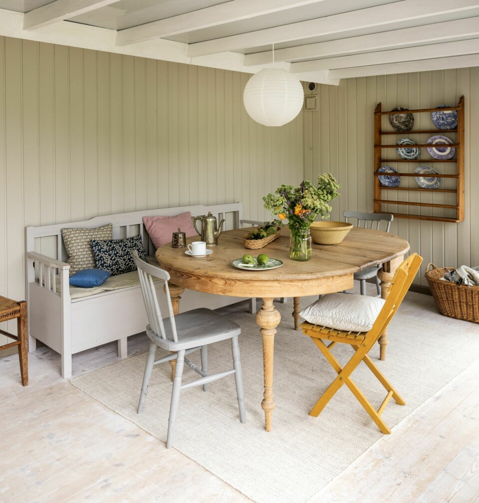 FAVORITTPLASSEN: Ifølge Line og Katrine er benken her i vinterhagen den beste plassen i huset, og herfra er det utsikt til hagen.