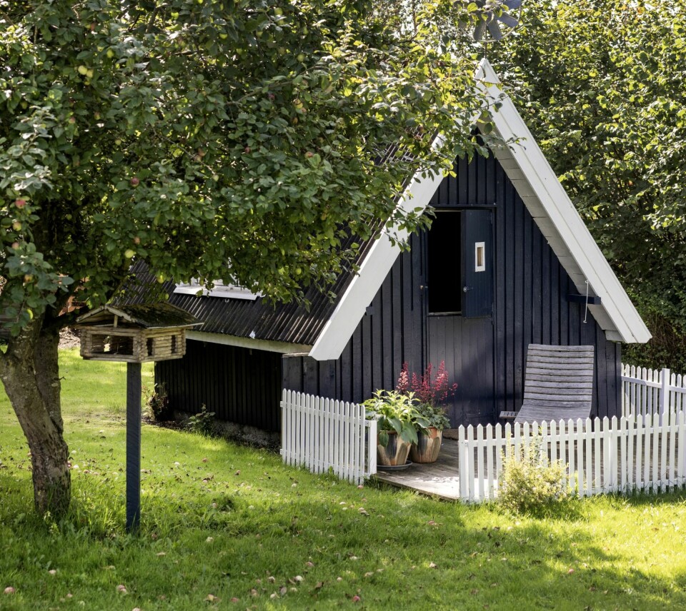 TO I ETT: Det fine lille gjestehuset fungerer som barnas lekehus når det ikke er i bruk av overnattende gjester.