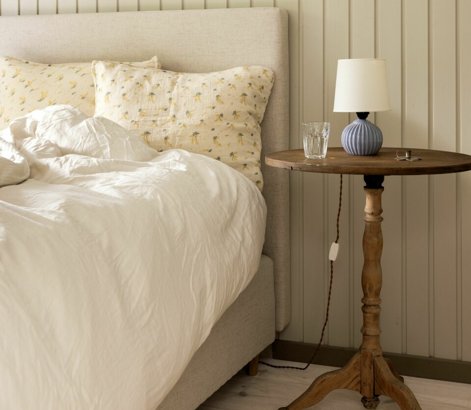 LYST OG LETT: Soverommene er holdt i samme farger som stuen, kjøkkenet og vinterhagen. Det er lyse og rolige nyanser, men som samtidig ser veldig forskjellige ut, alt etter lyset og årstiden. Bordet og lampen er kjøpt brukt.