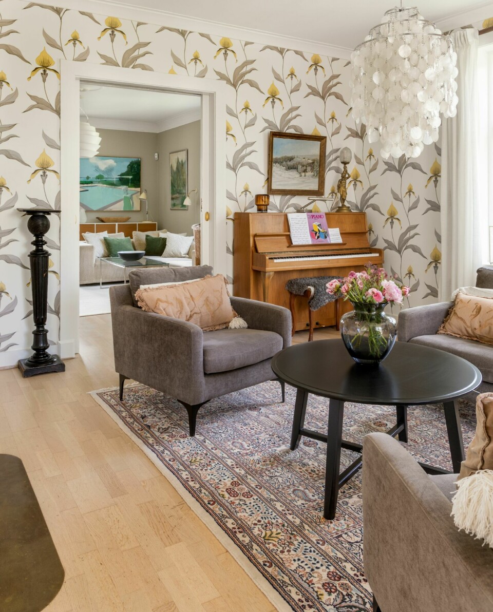 ORKIDEER: Veggene i den ene stuen er tapetsert med «Orchid» fra Cole & Son.