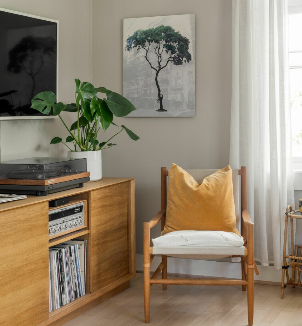 STEREO: Her i huset spilles det vinylplater. Stereobenken i eik har de fått bygget på mål. Stolen er fra Hødnebø, og bildet på veggen er laget av Torine Helland.
