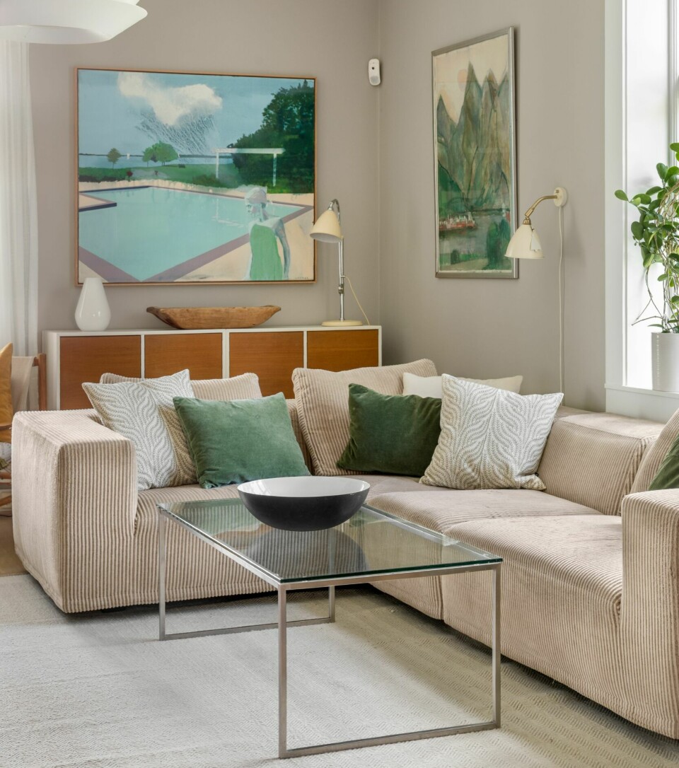 STUE: Sofaen er av typen Baseline fra Eilersen, bordet er fra Bolia og gulvteppet fra Linie Design. Maleriet til venstre er laget av Kenneth Blom, mens det til høyre er signert Per Richard Olsen.