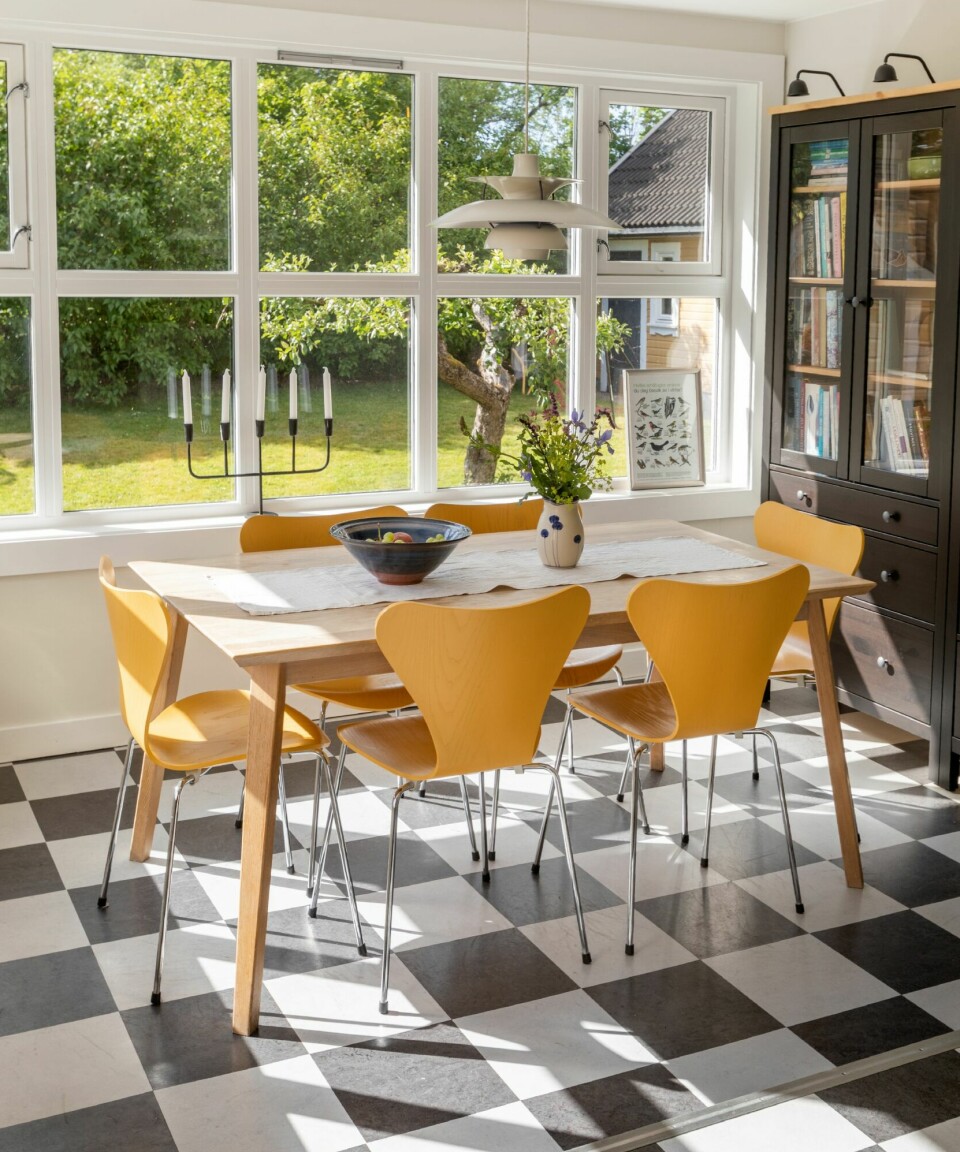 SPISEPLASS: Kjøkkenbordet i hvitoljet eik er kjøpt på Verket Interiør. Stolene er Arne Jacobsens design for Fritz Hansen, og vitrineskapet er kjøpt på Ikea.