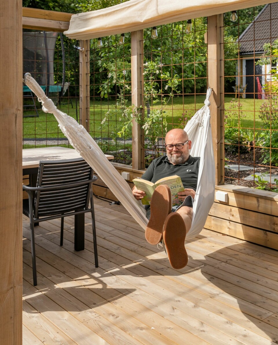 AVSLAPPING: Hengekøyen i pergolaen er fra Venture design.