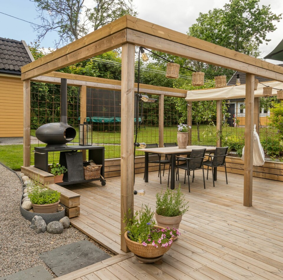 SPISEPLASS: Under pergolaen er det etablert en koselig spiseplass. Teakbordet med pulverlakkerte stålbein er fra Brafab, mens stolene er fra Jysk.