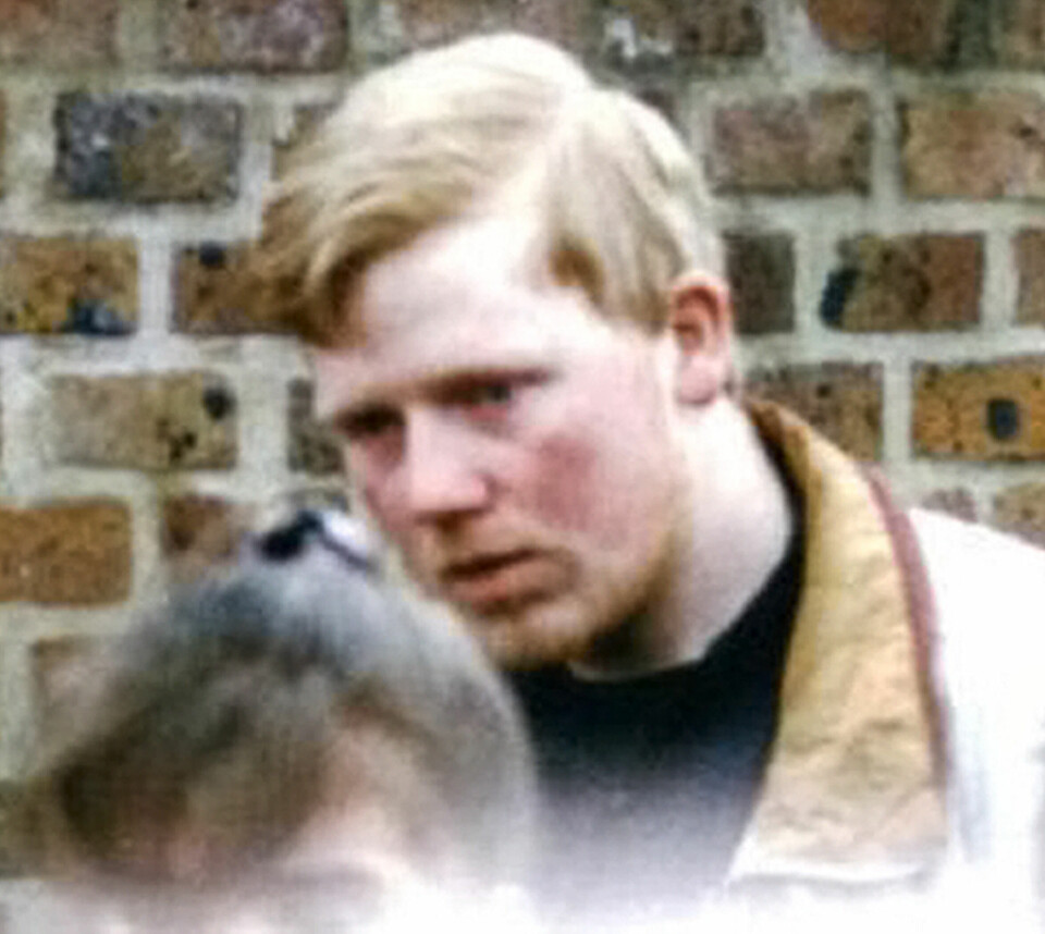 MANNEN MED JAKKEN: Tilsynelatende sørgende og støttende overfor Claire Tiltmans nærmeste familie, fremsto mannen i den lysebrune jakken på bilder fra den drepte 16-åringens begravelse.