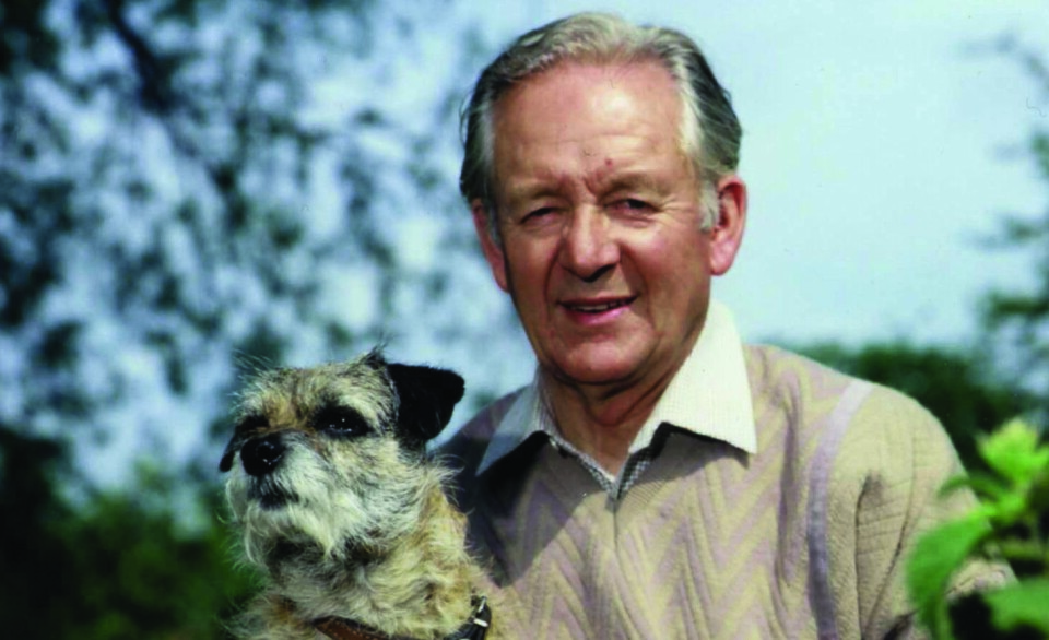 BLE VED SIN LEST: Dyrlegen og forfatteren James Alfred Wight (1916–1995) sammen med sin kjære terrier.