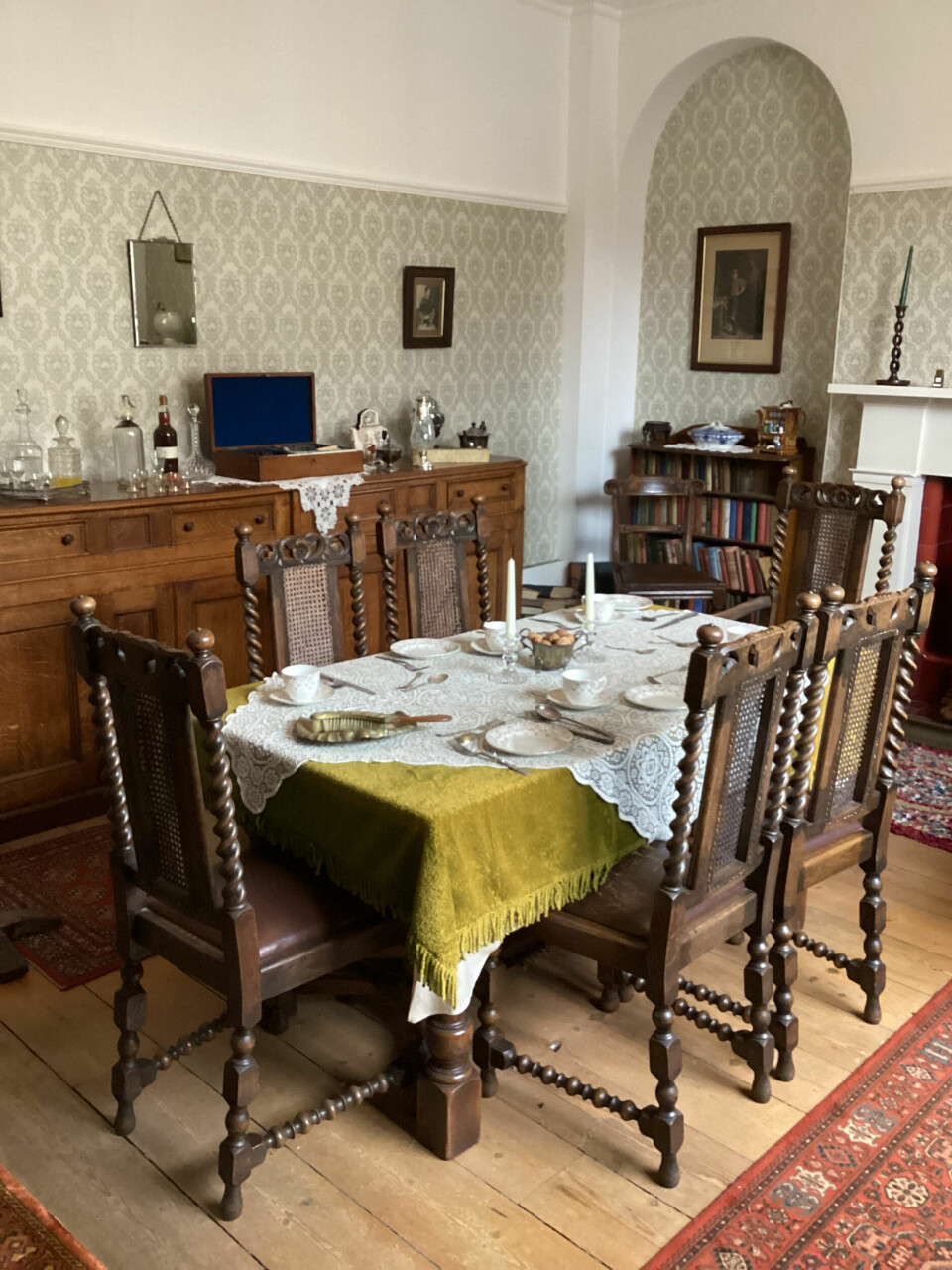 FAMILIELIVET: Den «ekte» spisestuen i Thirsk slik den så ut på 1940-tallet. Men innendørsscenene til TV-serien ble spilt inn i studio, slik det ofte er vanlig å gjøre.