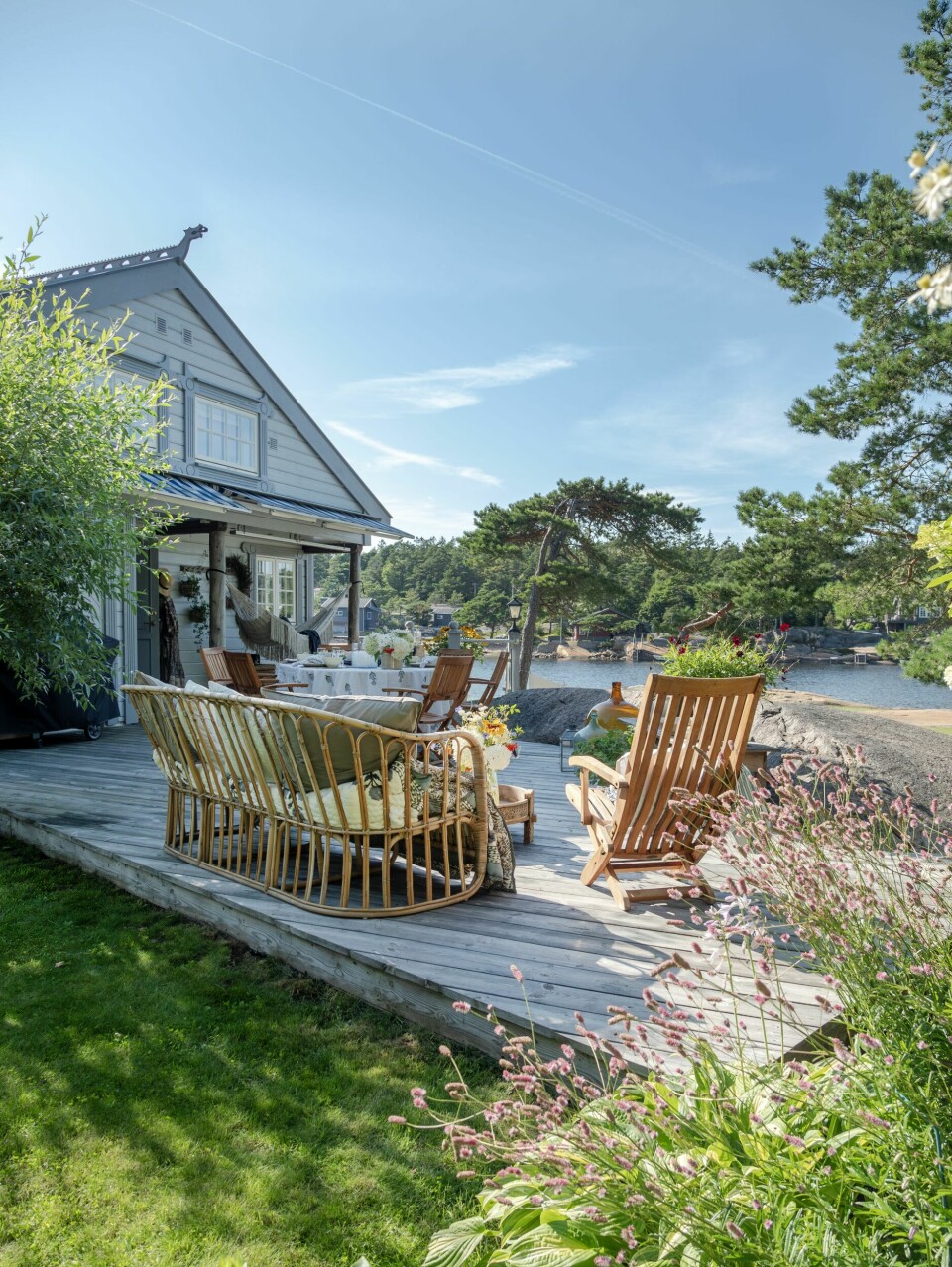 «DRAGEHYTTA»: Dragehodene på taket har gitt hytta kallenavnet sitt. Flere ulike sittesoner er spredt rundt på tomten slik at familien kan flytte seg rundt etter sol- og vindforhold.