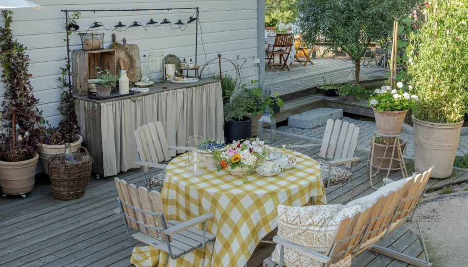 KREMPLASS: Benken på utekjøkkenet brukes som plantebord om våren. I sonen paret kaller bakgården lager de mat på utekjøkkenet og koker gjerne blåskjell under åpen himmel på en kokeplate. Her har også Ann Christin sin kule loungekafé. –I denne sonen er vi i lé når det blåser fra sjøen.