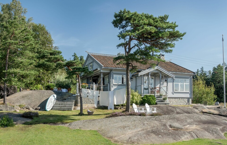 INSPIRERT AV SØRLANDSIDYLL: Den gråmalte hytta er bygget i en blanding av Jugend- og dragestil og sto ferdig bygget på under ett år. Gamle takstein og over 100 år gamle bjelker gjør at den ikke virket ny og prangende, men heller gir et inntrykk av å være restaurert.