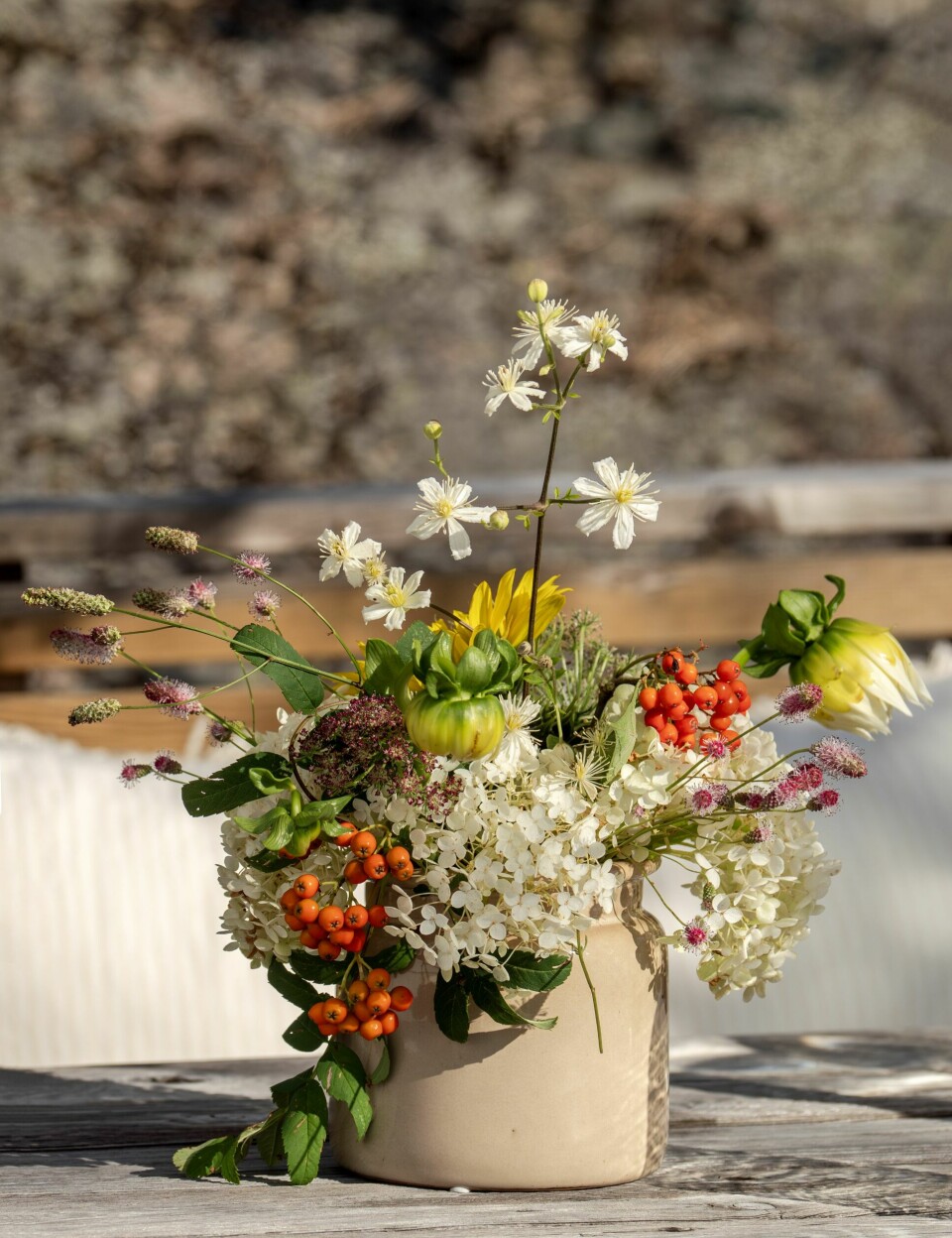 SKAPERGLEDE: Ann Christin elsker å lage buketter og dekorasjoner av det som vokser i hagen. Her har hun samlet klematis 'Summer Snow', syrinhortensia, blodtopp, georginer, prydgulrot og rognebær.
