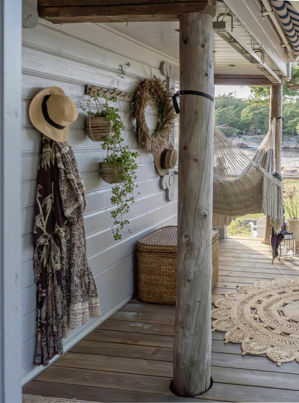 BOHEMLIV: I hengekøya på terrassen utenfor inngangsdøren er det deilig å ligge å lese og filosofere over livet mens man nyter sjøutsikten.