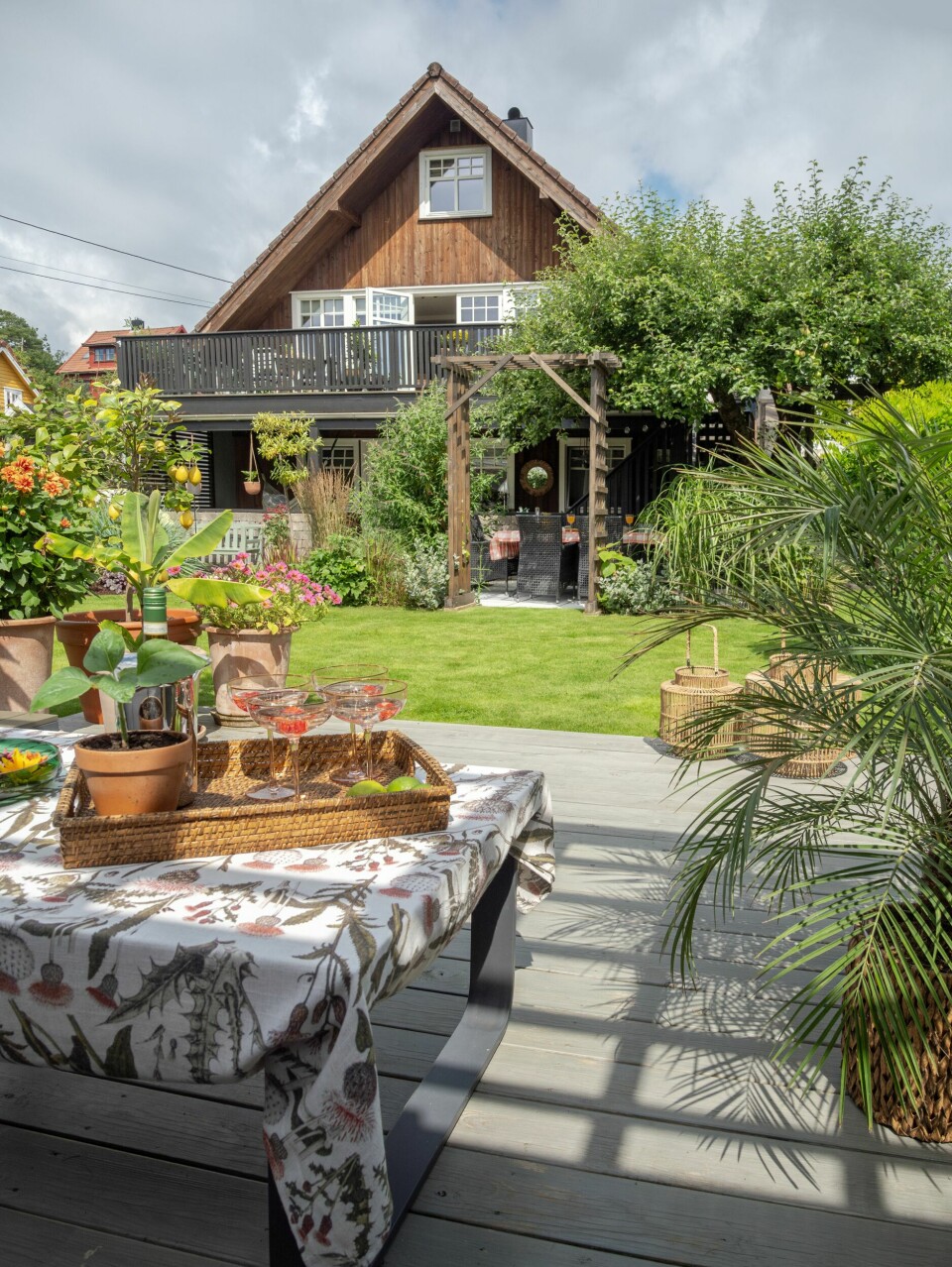 POLSKINSPIRERT: Ideen om å lage en innrammet spisesone med et epletre som fungerer som parasoll fikk paret på en reise til Warszawa.