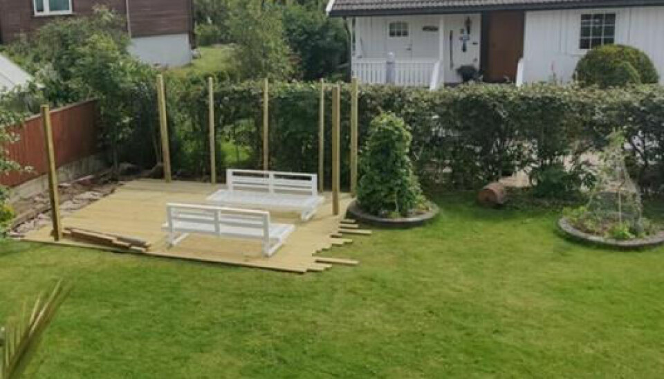 FØR: Slik så det ut underveis i byggingen av utekjøkkenet.