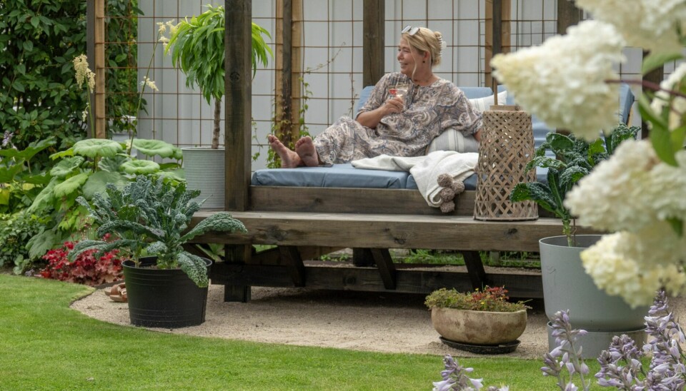 ORIENTALSK FØLELSE: Ideen til den elegante solsengen fikk paret på Bali. Den har plass til to personer og ryggen kan reguleres. Sonen er rammet inn av sand.