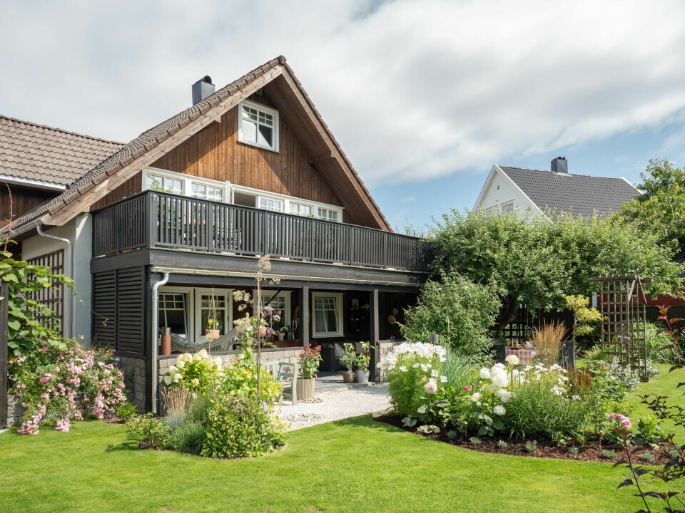 FORNYELSE: Det klassiske Block Vatne-huset har fått et mer moderne preg ved at skoddene på vinduene har blitt fjernet. Det dempede fargevalg på fasaden gjør at alle grønn-nyansene på plantene popper ekstra ut.