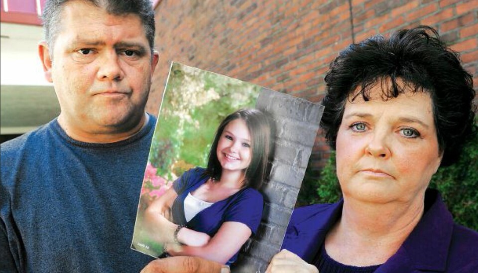 SAVNET: Skylars foreldre Dave og Mary Neese holder opp et bilde av datteren Skylar. Bildet er fra oktober 2012 - på et tidspunkt Skylar fortsatt var savnet. – Vi vil bare ha datteren vår hjem, sa foreldrene. De ble ikke hørt.