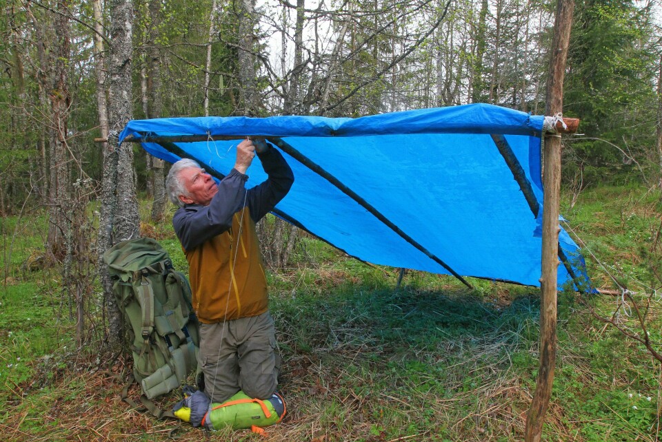 SURRINGER: Det lønner seg å bruke noen minutter på å feste både reisverk og presenning skikkelig godt med snor. Da er byggverket rustet til å stå imot både vindkuler og regn.