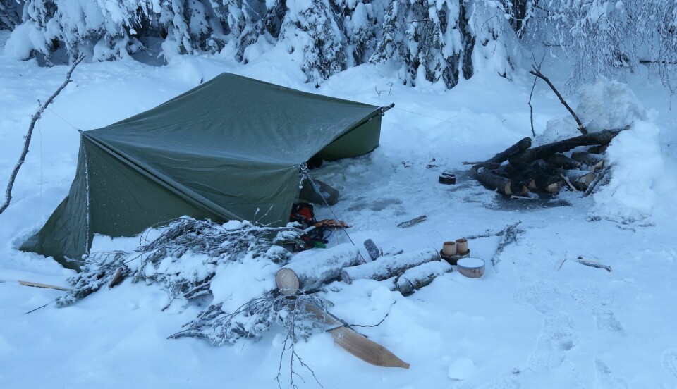 VINTER-TARP: Å overnatte i tarp når kulda biter er ikke et førstevalg, men med bål foran kan natta bli trivelig.