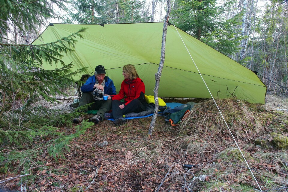 TRIVELIG: Under tarpen får du nærkontakt med naturen, men er sikret om regn.