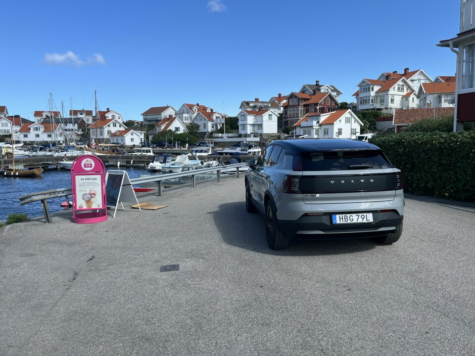 CHASSISTUNING: EX30 CC har to centimeter høyere bakkeklaring enn standardversjonen og egen understellstuning. Skliplater foran og bak og beskyttelseslister rundt hjulbuene er standard.