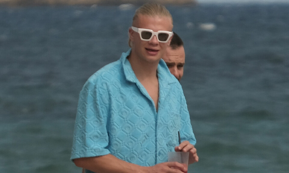 STRANDLØVE: Sommeren 2023 ferierte Erling på den spanske øya Ibiza to ganger, en gang med Manchester City for å feire «The Treble» og senere sammen med en gjeng kompiser.
