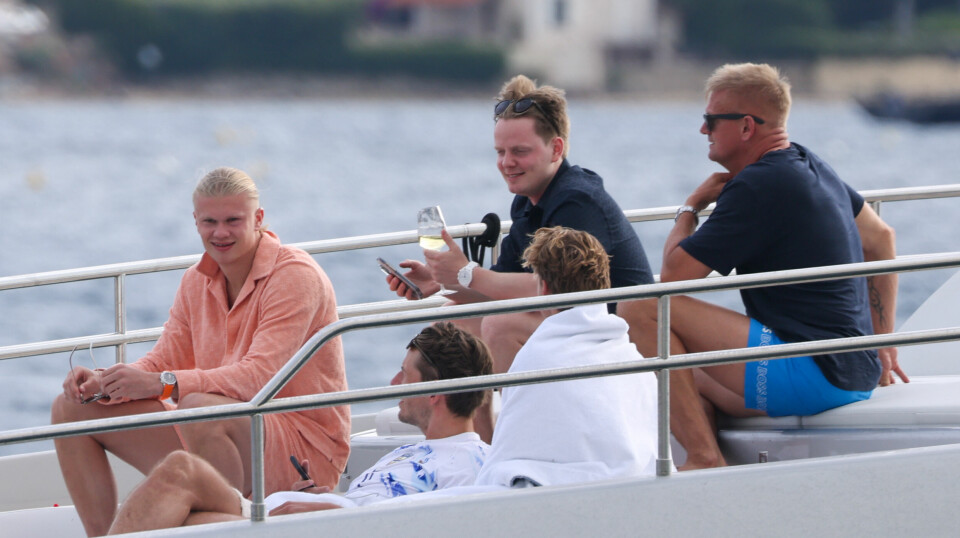 PÅ BØLJAN BLÅ: I fjor sommer var Erling med venner på en yacht i Middelhavet. Pappa Alfie Haaland (helt til høyre) var også med. Her slapper de av utenfor Saint-Tropez i Frankrike.