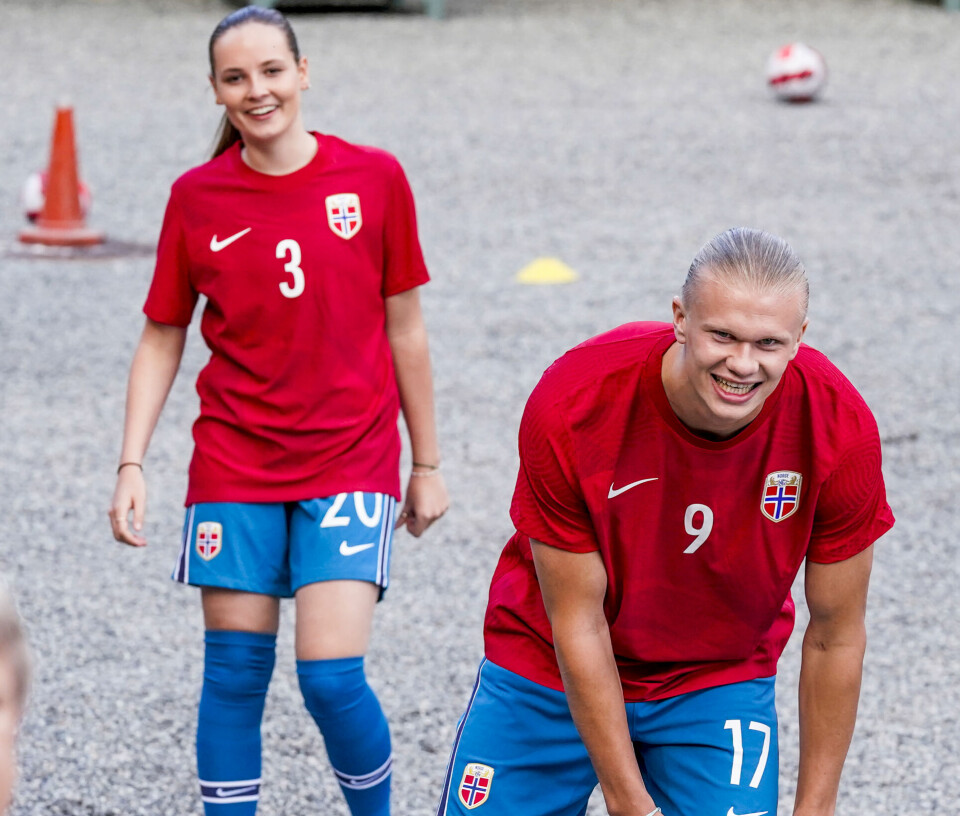 KONGELIG LAGKAMERAT: I 2022 dukket Erling Braut Haaland opp da kronprinsfamilien inviterte til den årlige vennskapskampen i fotball på Skaugum. Han spilte på Team Skaugum sammen med prinsesse Ingrid Alexandra.