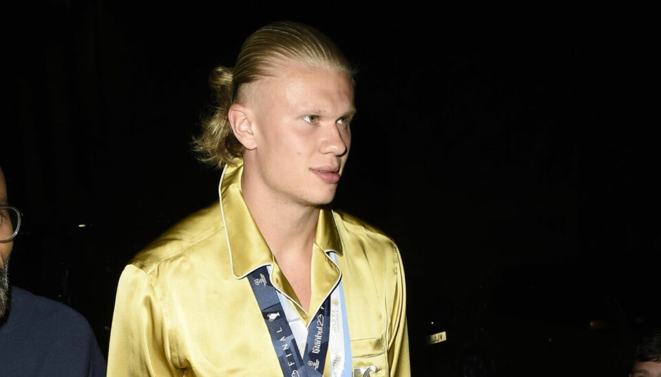 PYSJPARTY: Da Manchester City hadde vunnet Champions League i 2023, ble det storslått feiring i Manchester etterpå. Erling dukket opp på festen ikledd en Dolce & Gabbana-pysjamas i gull!