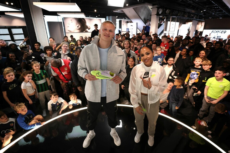 NIKES FRONTFIGUR: I 2023 signerte Erling en gigantavtale med sportsutstyrsgiganten Nike som kan vare i opptil 15 år. Nordmannen har til og med sin egen Nike-kolleksjon med fotballklær og sko. Her er han sammen med Alex Scott, som er tidligere landslagsstjerne for England, i NikeTown i London.