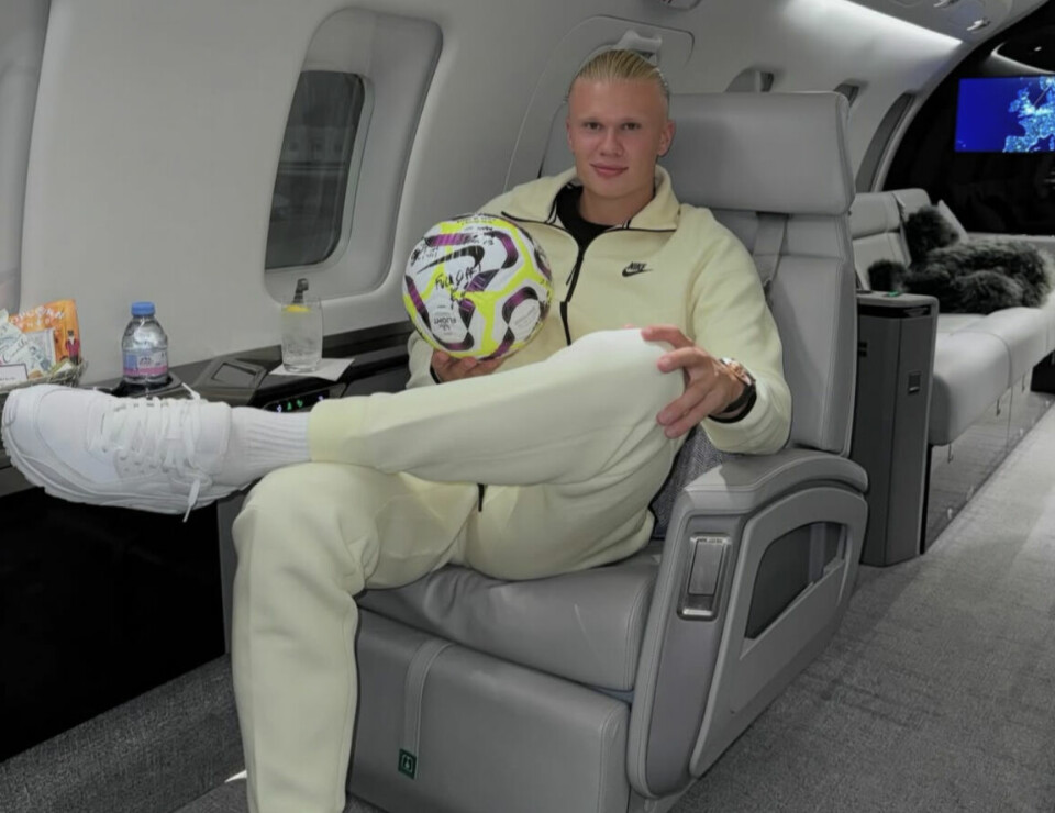 FLYR HØYT: Erling farter verden rundt med Manchester City, med landslaget eller når han skal på ferie. Her fra sommeren 2024. Faksimile: Instagram @erling