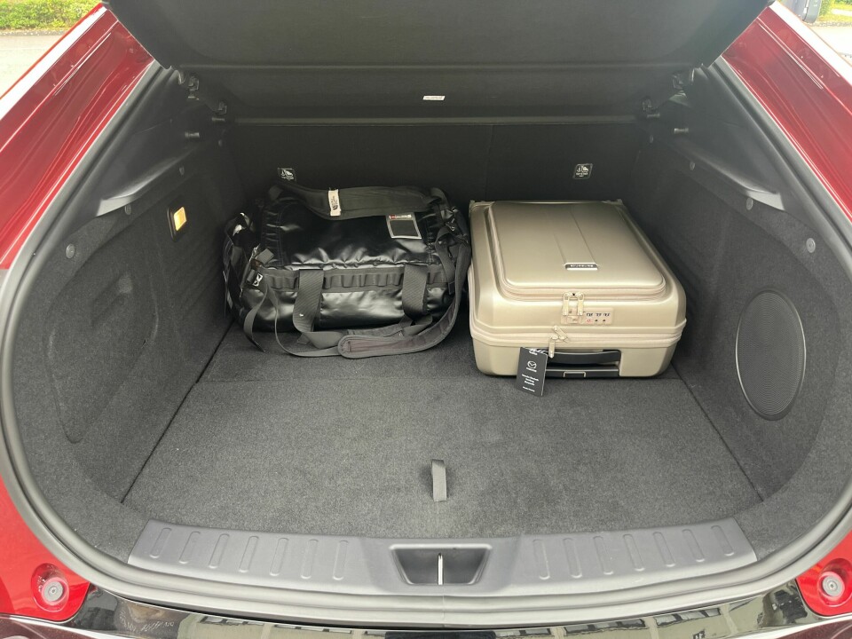 BESKJEDENT: 330 liter bagasjeplass er ikke all verden, men bilen kan trekke henger på 1500 kilo.