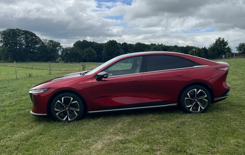 PRISBOMBE: Mazda Norge hadde nok ønsket seg en elektrisk CX-5, men med en startpris på 370 000 kroner er Mazda6e mye og smekker bil for pengene.