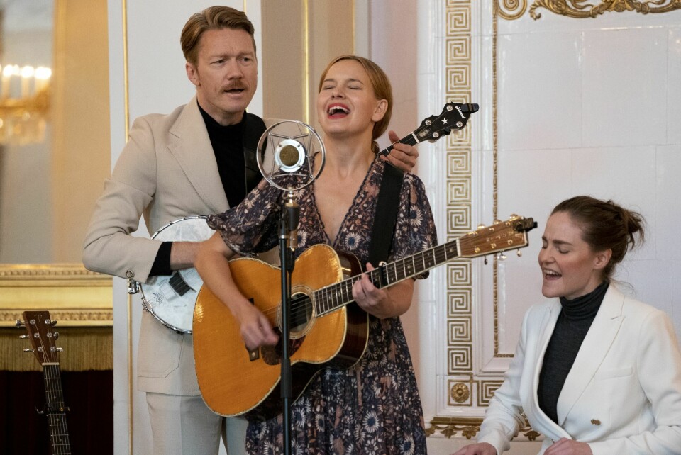 PÅ SLOTTET: Siden M2M ble oppløst i 2002, har Marit Larsen satset på en solokarriere. I 2006 vant hun blant annet årets kvinnelige artist for albumet «Under the Surface» under Spellemannprisen. Her synger hun for kong Harald på slottet.