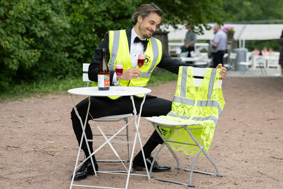 TIL DEKKET BORD: – Jeg har laget en singlet som vest til kvinnen som vil bli kjæresten min, forteller Viggo.