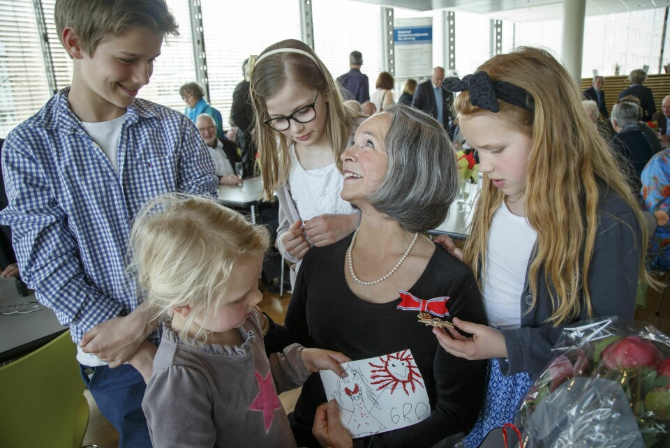 FIKK UTMERKELSE: Gro ble gratulert av barnebarna Lauvrans, Liv Ingrid, Selja og Anna Aleta da hun ble utnevnt til kommandør av St. Olavs Orden i 2016 for sin innsats for folkehelsen.
