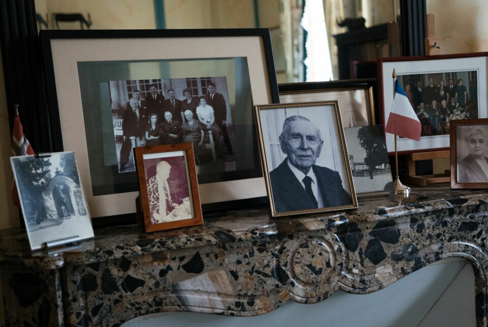 MANGE MINNER: Sverre Braastads gamle kontor er fortsatt fylt med bilder, flagg og minner fra Norge.