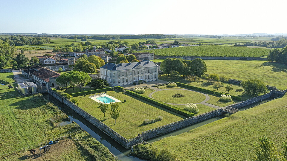 ENORMT OMRÅDE: Det er godt med plass på eiendommen i det vakre landskapet.