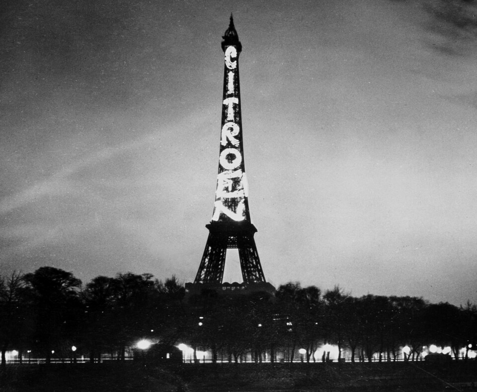 1925: 4. juli 1925 lyste Citroën opp Eiffeltårnet med syv nesten 30 meter høye bokstaver formet av lyspærer.