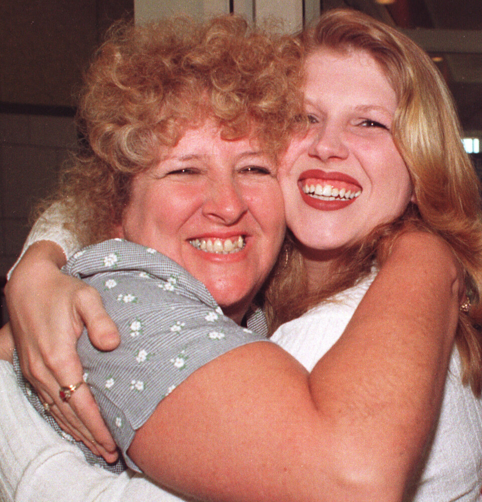 KORTVARIG GLEDE: To av Tonda Dickersons kolleger, Sandra Deno (t.v.) og Angela Tisdale, omfavner hverandre utenfor rettsbygningen 20. april 1999. Juryen ga dem medhold i at de hadde rett på sin forhåndsavtalte andel av Tondas lottogevinst. Men Tonda slo tilbake.